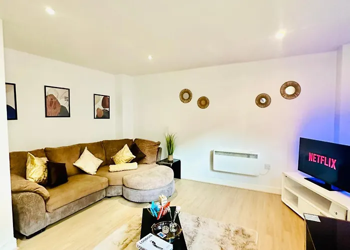 Elegant Two Bedroom Apartment In The Centre With Parking And Garden