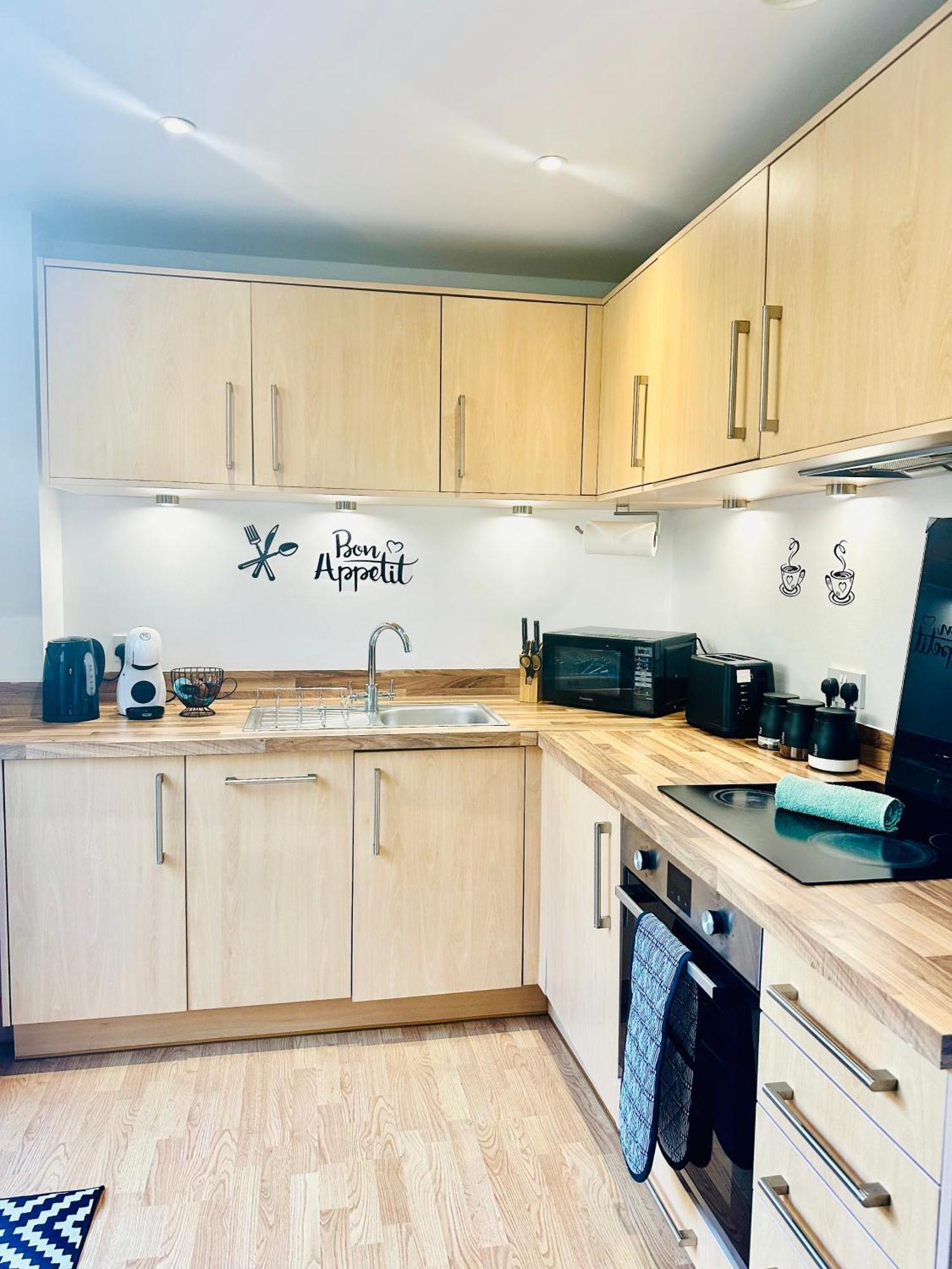 Elegant Two Bedroom In The Centre With Parking And Garden *