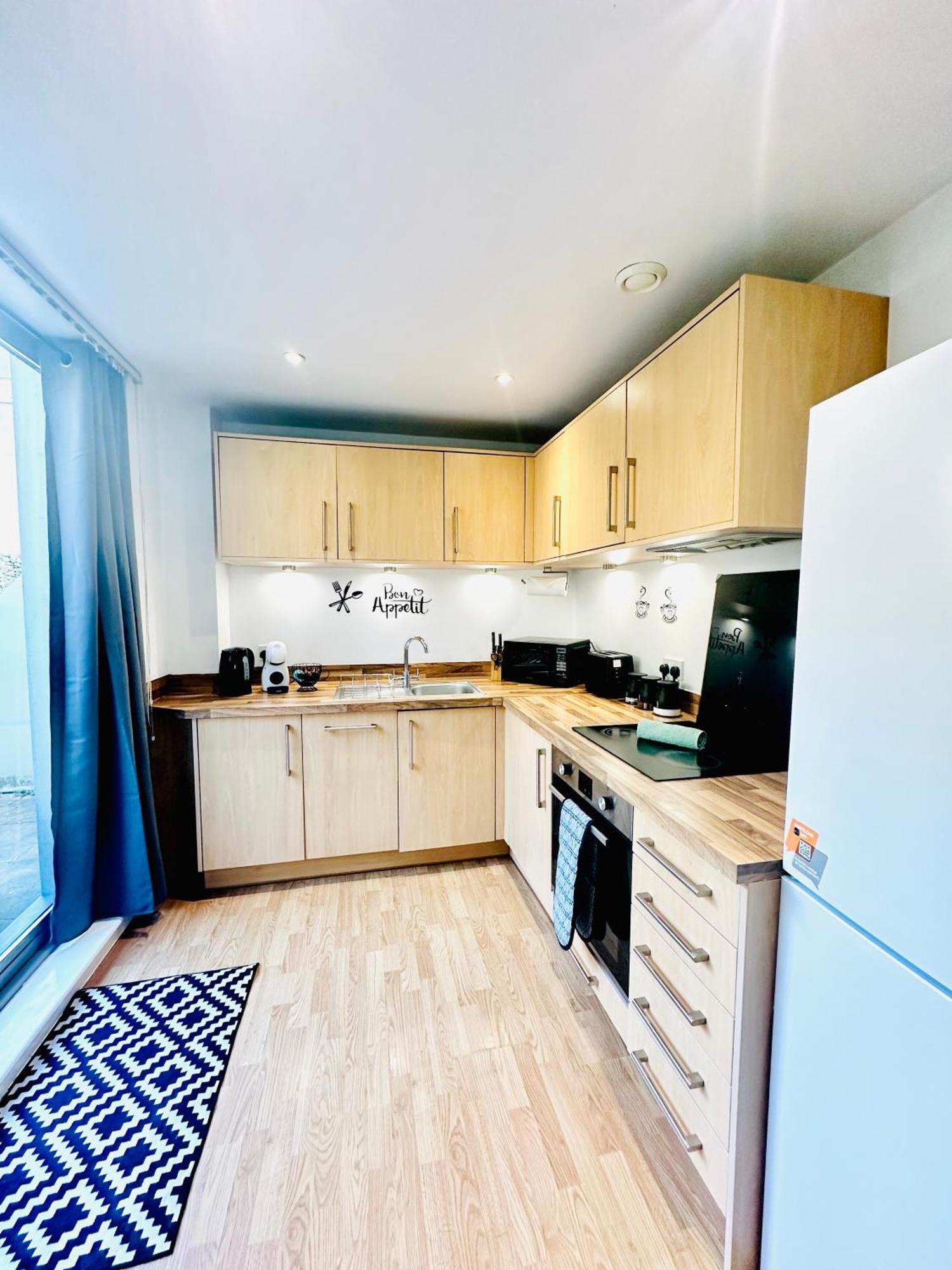 Elegant Two Bedroom In The Centre With Parking And Garden *