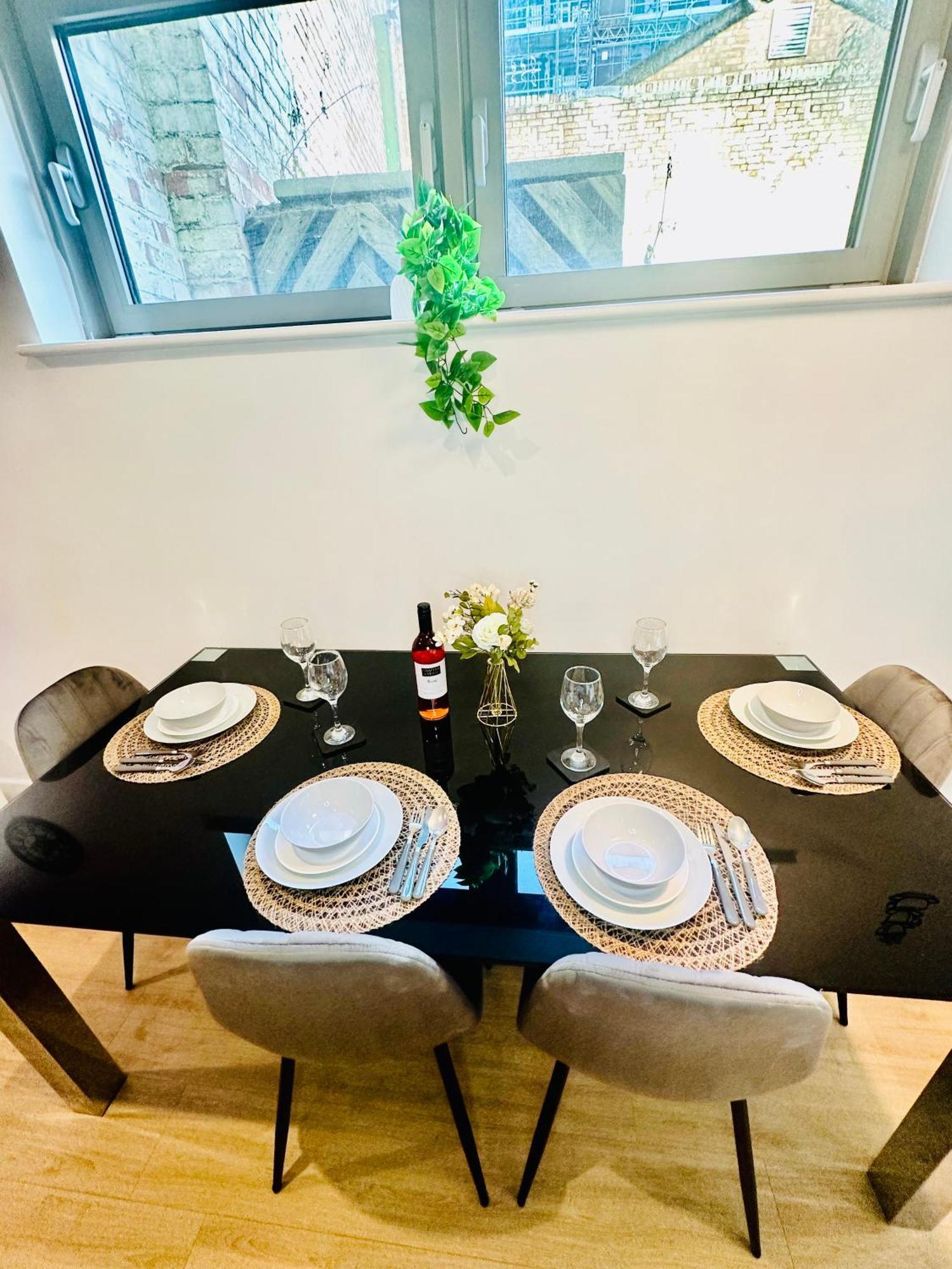 Elegant Two Bedroom In The Centre With Parking And Garden
