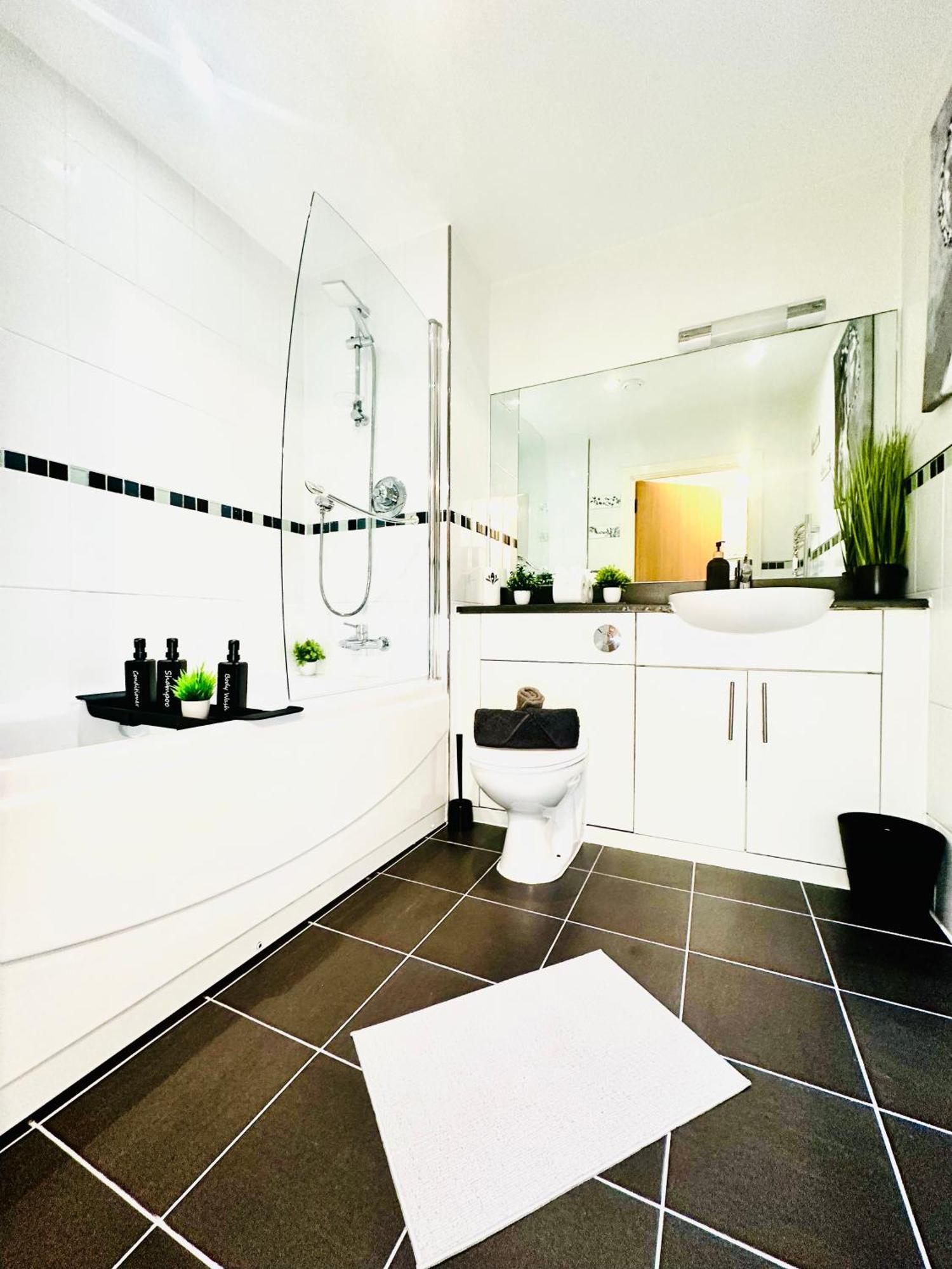 Apartment Elegant Two Bedroom In The Centre With Parking And Garden *