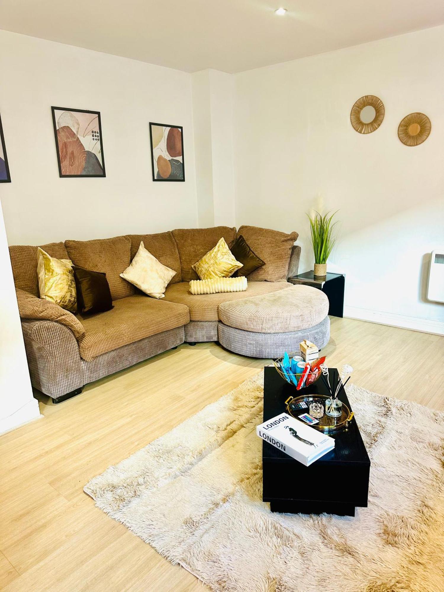 Elegant Two Bedroom In The Centre With Parking And Garden
