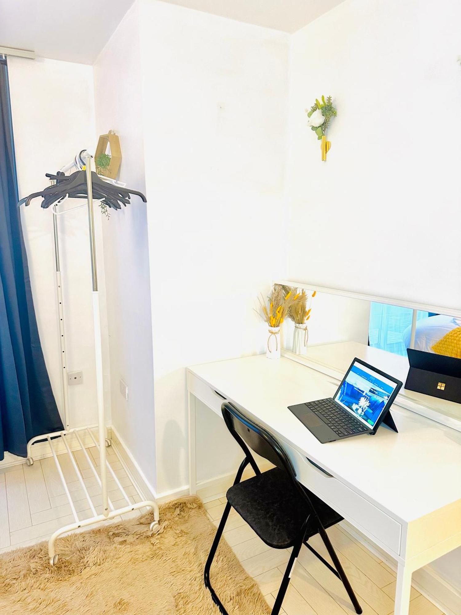 Elegant Two Bedroom In The Centre With Parking And Garden *