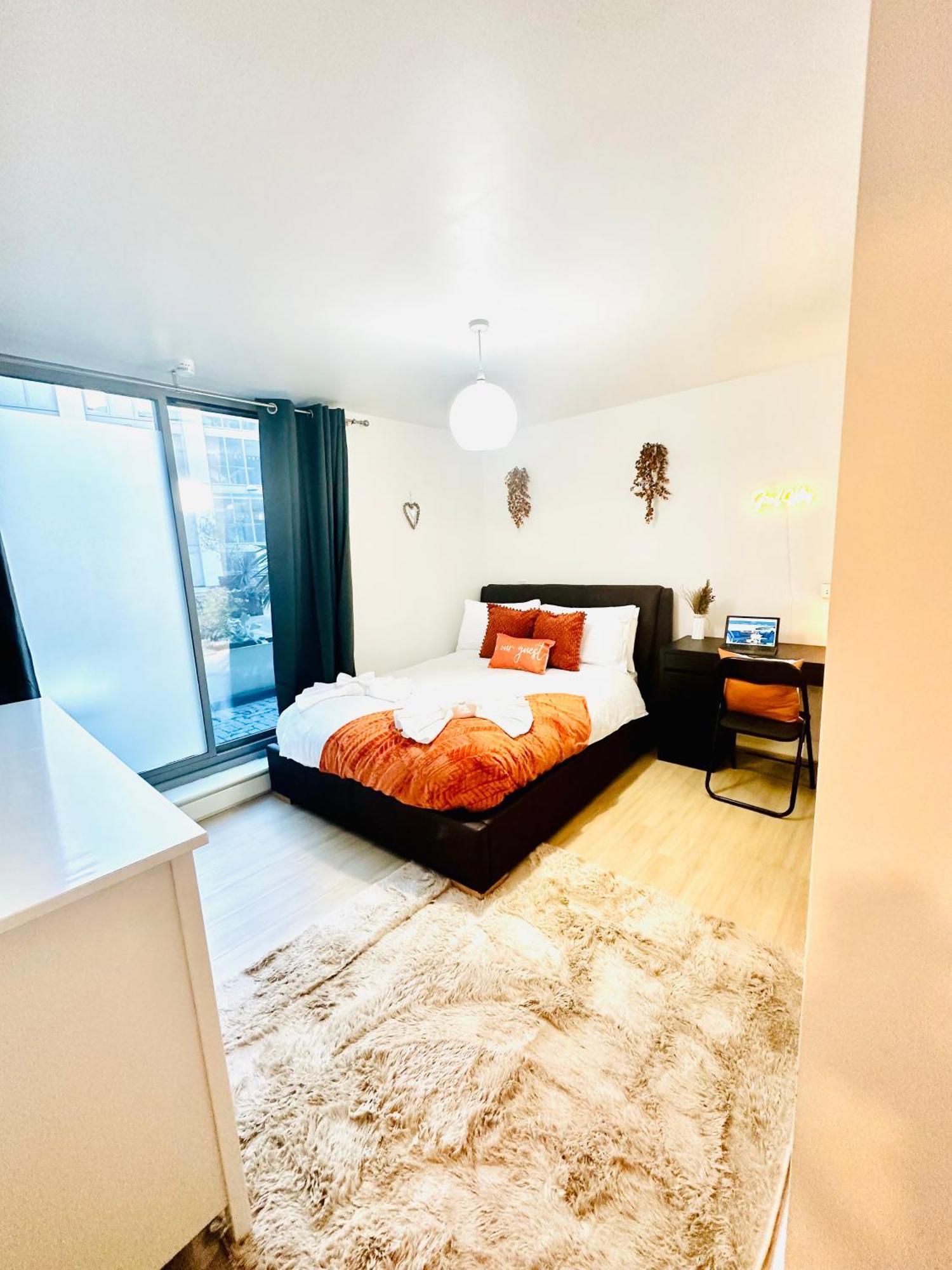 Elegant Two Bedroom In The Centre With Parking And Garden Apartment Birmingham