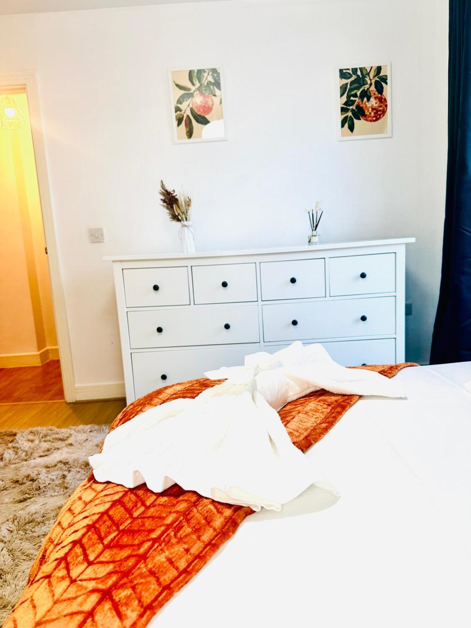 Apartment Elegant Two Bedroom In The Centre With Parking And Garden