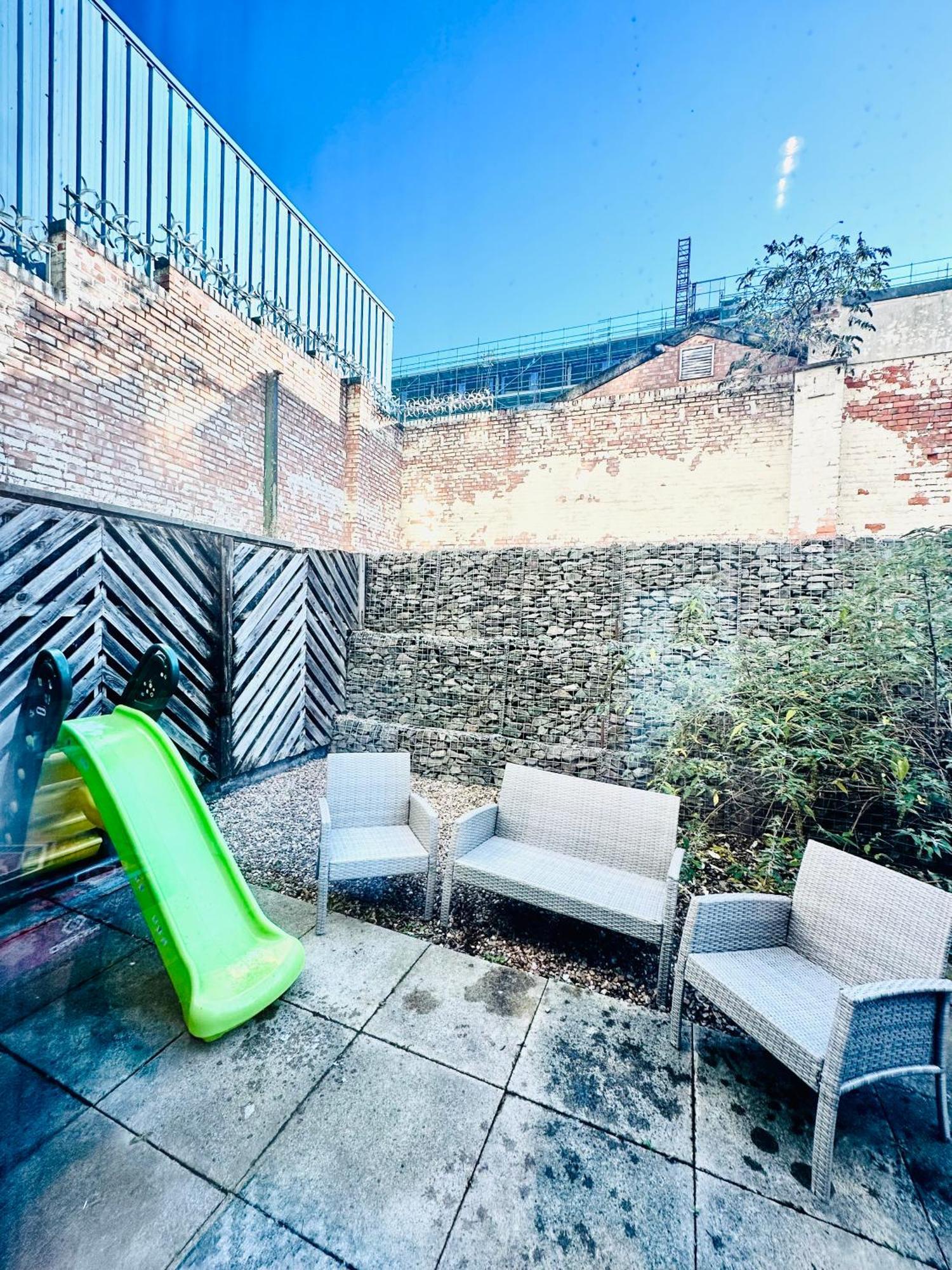 Elegant Two Bedroom In The Centre With Parking And Garden *